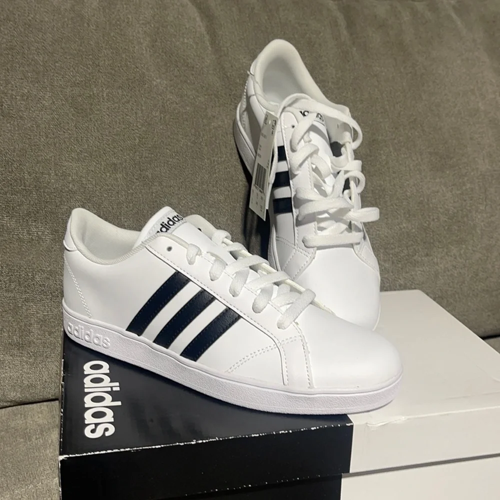 ❌SOLD❌🥰🥰Adidas Baseline K Sneakers🥰🥰 - Picture 1 of 8